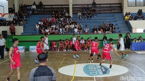 Pertandingan basket di ajang Classy Yamaha Youth Festival di GOR Ngurah Rai, Sabtu (9/12/2023). (Ni Made Lastri Karsiani Putri/detikBali)