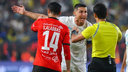 Nassrs Portuguese forward #07 Cristiano Ronaldo (C) speaks with the referee during the Saudi Pro League football match between Al-Nassr and Al-Riyadh at al-Awwal Park Stadium in Riyadh on December 8, 2023. (Photo by Fayez NURELDINE / AFP)