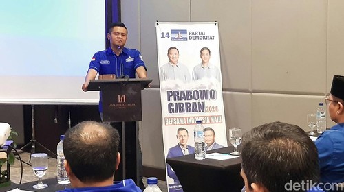 Ketua DPD Partai Demokrat NTB Indra Jaya Usman saat memberi arahan kepada kader di Astoria Hotel Mataram pada Sabtu (9/12/2023).