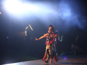 Dewi Gita Membius Warga Sukabumi Lewat Tari Kandagan Khas Sunda