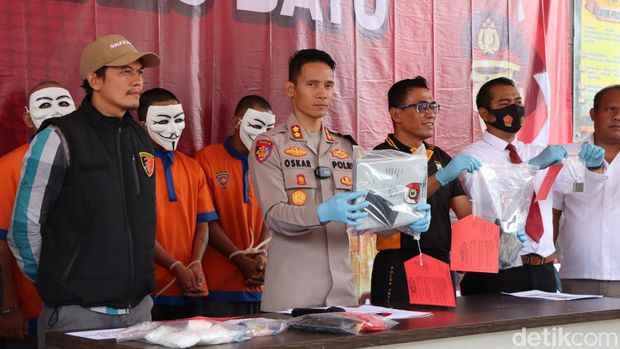 Dua pria pemilik sabu setengah kilogram yang berhasil diringkus di Kota Batu.