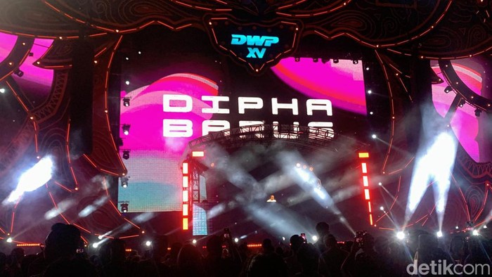 Penampilan Dipha Barus dan Six Pratama di hari kedua DWP di stage Garuda Land, GWK, Bali, Sabtu (9/12/2023).