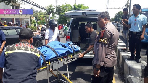 Evakuasi jenazah pejalan kaki yang ditabrak truk sampah di Jalan Raya Bypass Ngurah Rai, Kecamatan Kuta, Kabupaten Badung, tepatnya di depan Khrisna Oleh-Oleh. (Dok. Polresta Denpasar)