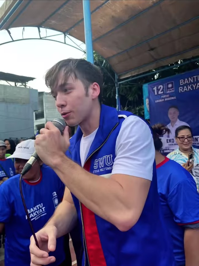 Dua aktor Indonesia, Stefan William dan Verrell Bramasta sama-sama terjun ke dunia politik dan menjadi Caleg Partai Amanat Nasional. Baru-baru ini, Stefan melakukan kampanye blusukan ke wilayah Kalideres, yang masuk dalam kawasan pemilihannya. Foto: dok. Instagram @stefannwilliam