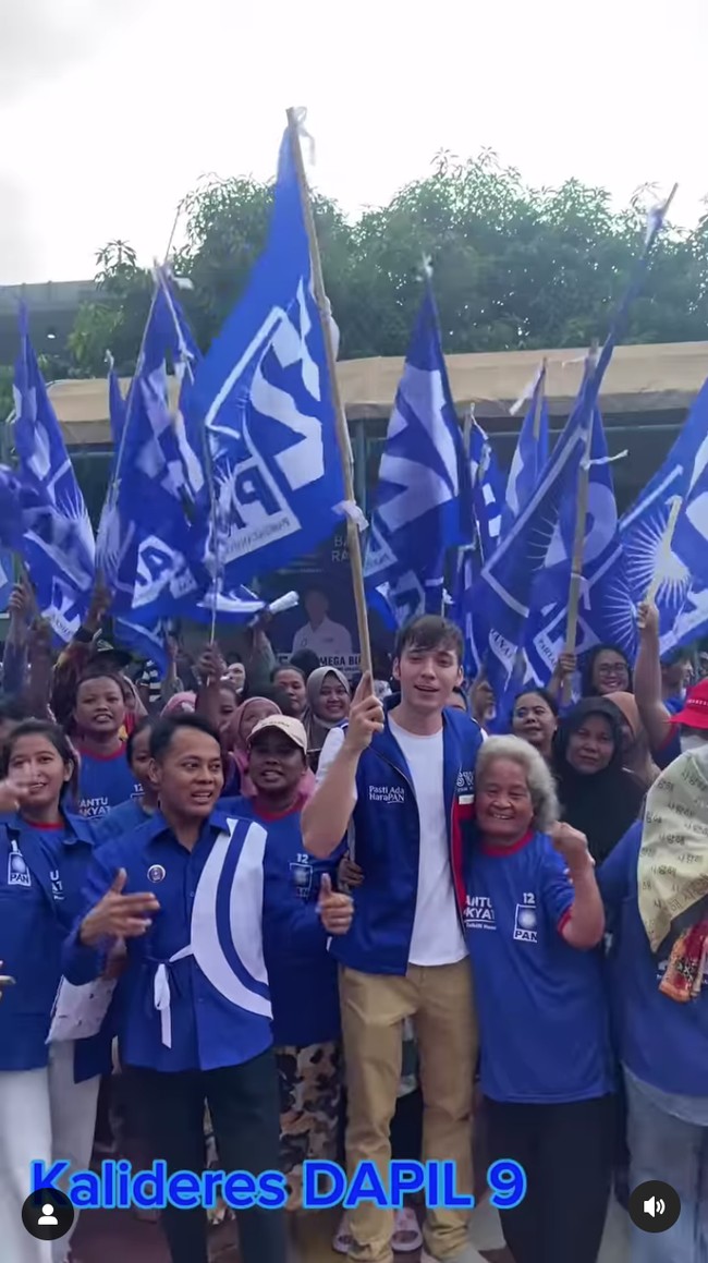 Di akhir video, mantan suami Celine Evangelista ini merangkul seorang nenek memakai baju partai sambil mengibarkan bendera bersama warga Kalideres. Foto: dok. Instagram @stefannwilliam