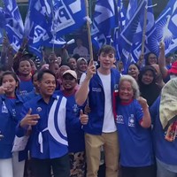 Di akhir video, mantan suami Celine Evangelista ini merangkul seorang nenek memakai baju partai sambil mengibarkan bendera bersama warga Kalideres. Foto: dok. Instagram @stefannwilliam