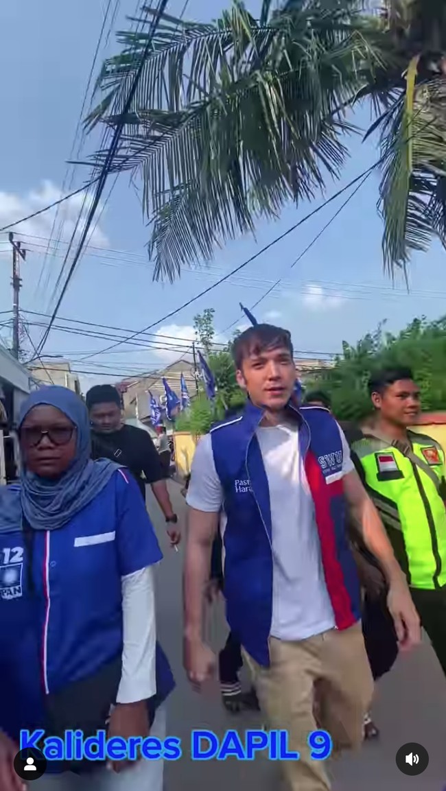 Bintang sinetron Anak Jalanan itu menjadi caleg DPR-RI DAPIL Jakarta 3 dengan nama aslinya Stefan Willy Umboh. Selama kampanye blusukan, Stefan tampil memakai kaos putih dan khaki pants di balik vest biru. Foto: dok. Instagram @stefannwilliam