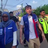 Bintang sinetron Anak Jalanan itu menjadi caleg DPR-RI DAPIL Jakarta 3 dengan nama aslinya Stefan Willy Umboh. Selama kampanye blusukan, Stefan tampil memakai kaos putih dan khaki pants di balik vest biru. Foto: dok. Instagram @stefannwilliam