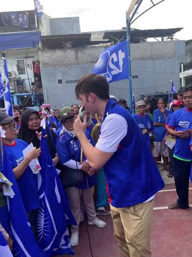 Aktor blasteran Amerika disambut rombongan ibu-ibu yang datang sambil memegang ponsel untuk merekam. Menjelang pemilu 2024, Stefan William sudah beberapa kali melakukan blusukan. Foto: dok. Instagram @stefannwilliam