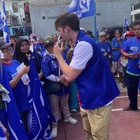 Aktor blasteran Amerika disambut rombongan ibu-ibu yang datang sambil memegang ponsel untuk merekam. Menjelang pemilu 2024, Stefan William sudah beberapa kali melakukan blusukan. Foto: dok. Instagram @stefannwilliam