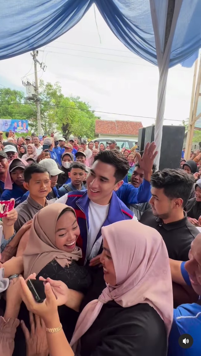 Begitu tiba di lokasi kampanye, Verrell Bramasta langsung disambut pelukan ibu-ibu yang antusias bertemu dengannya. Tak sedikit pula yang mengajak foto bersama. Foto: dok. Instagram @bramastavrl