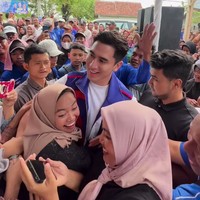Begitu tiba di lokasi kampanye, Verrell Bramasta langsung disambut pelukan ibu-ibu yang antusias bertemu dengannya. Tak sedikit pula yang mengajak foto bersama. Foto: dok. Instagram @bramastavrl