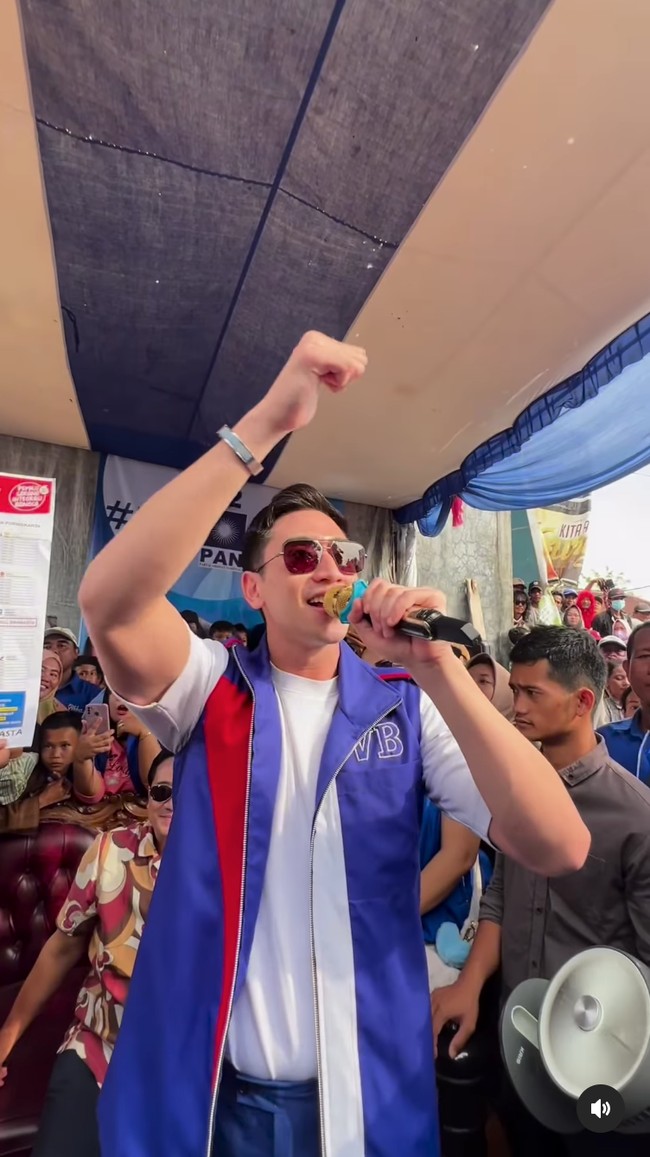 Dalam setiap kampanye blusukan, Verrell Bramasta memancarkan auranya dengan memakai kacamata hitam. Seperti Stefan, dia juga mengenakan kaos putih di balik vest biru bertuliskan inisial namanya, VB. Foto: dok. Instagram @bramastavrl