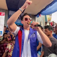 Dalam setiap kampanye blusukan, Verrell Bramasta memancarkan auranya dengan memakai kacamata hitam. Seperti Stefan, dia juga mengenakan kaos putih di balik vest biru bertuliskan inisial namanya, VB. Foto: dok. Instagram @bramastavrl