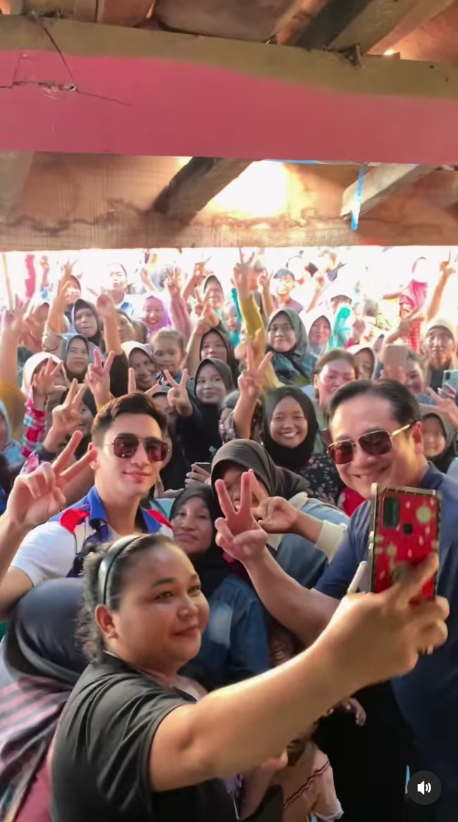 Beda halnya dengan Verrell Bramasta yang menjadi Caleg DPR-RI DAPIL JABAR VII. Dia mengelilingi wilayah Bekasi, Karawang, dan Purwakarta bersama sang ayah, Ivan Fadilla yang juga nyaleg. Foto: dok. Instagram @bramastavrl