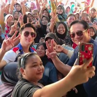 Beda halnya dengan Verrell Bramasta yang menjadi Caleg DPR-RI DAPIL JABAR VII. Dia mengelilingi wilayah Bekasi, Karawang, dan Purwakarta bersama sang ayah, Ivan Fadilla yang juga nyaleg. Foto: dok. Instagram @bramastavrl