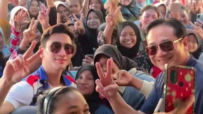 Gaya Verrell Bramasta saat kampanye blusukan