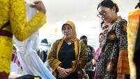 Dirjen Industri Kecil, Menengah dan Aneka Kementerian Perindustrian (Kemenperin) Reni Yanita (kiri) didampingi Plt Direktur Industri Aneka dan IKM Kimia, Sandang dan Kerajinan Kemenperin Ni Nyoman Ambareny (kanan) mengamati produk industri kreatif karya peserta kegiatan Creative Business Incubator (CBI)-Bali Creative Industry Center (BCIC) di Denpasar, Bali, Jumat (8/12/2023).  