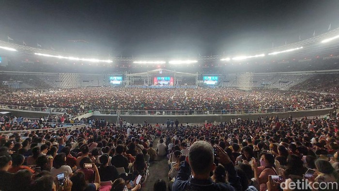Gereja Tiberias Indonesia menggelar ibadah Natal di Stadion Gelora Bung Karno (GBK), Jakarta Pusat, malam ini (Ondang/detikcom).