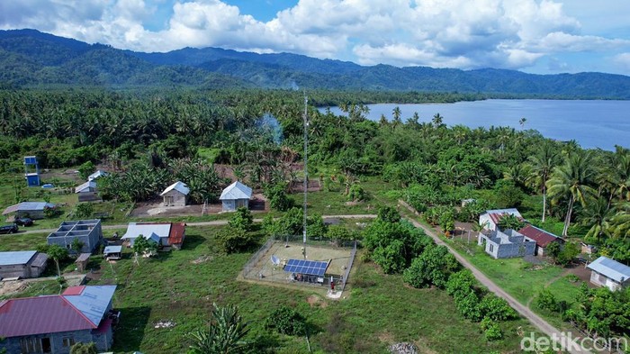 Girangnya Warga Pelosok Halut Kini Bisa Internetan Jaringan sinyal atau internet rasanya sudah menjangkau hampir seluruh sudut kota-kota besar yang ada di Indonesia. Dengan begitu, maka kemudahan menggunakan media sosial, mobile banking, akses internet semakin mudah dirasakan oleh masyarakat. Namun hal tersebut berbanding terbalik dengan warga di Desa Saluta, Tutumaluleo, Halmahera Utara (Halut). Berada di salah satu wilayah di ujung timur Indonesia, warga Desa Saluta belum bisa merasakan adanya kemudahan internet.