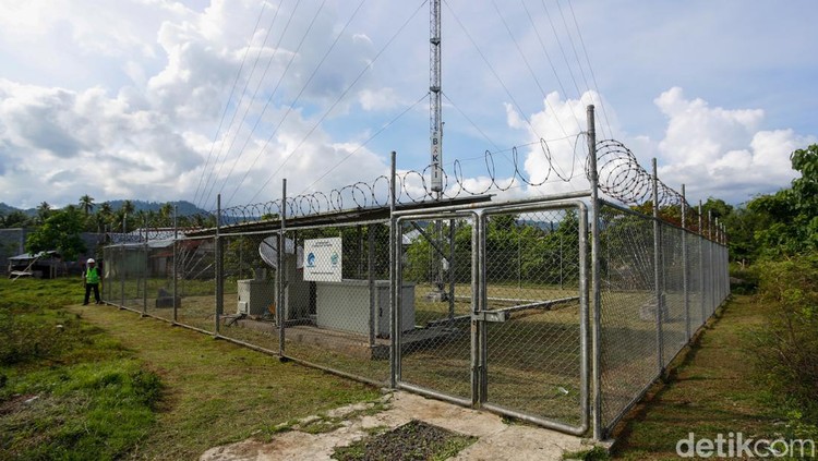 Jaringan sinyal atau internet rasanya sudah menjangkau hampir seluruh sudut kota-kota besar yang ada di Indonesia. Dengan begitu, maka kemudahan menggunakan media sosial, mobile banking, akses internet semakin mudah dirasakan oleh masyarakat. Namun hal tersebut berbanding terbalik dengan warga di Desa Saluta, Tutumaluleo, Halmahera Utara (Halut). Berada di salah satu wilayah di ujung timur Indonesia, warga Desa Saluta belum bisa merasakan adanya kemudahan internet.
