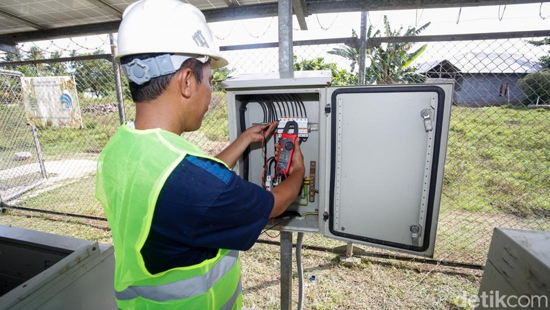 Jaringan sinyal atau internet rasanya sudah menjangkau hampir seluruh sudut kota-kota besar yang ada di Indonesia. Dengan begitu, maka kemudahan menggunakan media sosial, mobile banking, akses internet semakin mudah dirasakan oleh masyarakat. Namun hal tersebut berbanding terbalik dengan warga di Desa Saluta, Tutumaluleo, Halmahera Utara (Halut). Berada di salah satu wilayah di ujung timur Indonesia, warga Desa Saluta belum bisa merasakan adanya kemudahan internet.