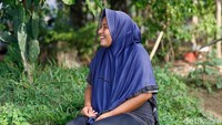 Jaringan sinyal atau internet rasanya sudah menjangkau hampir seluruh sudut kota-kota besar yang ada di Indonesia. Dengan begitu, maka kemudahan menggunakan media sosial, mobile banking, akses internet semakin mudah dirasakan oleh masyarakat. Namun hal tersebut berbanding terbalik dengan warga di Desa Saluta, Tutumaluleo, Halmahera Utara (Halut). Berada di salah satu wilayah di ujung timur Indonesia, warga Desa Saluta belum bisa merasakan adanya kemudahan internet.