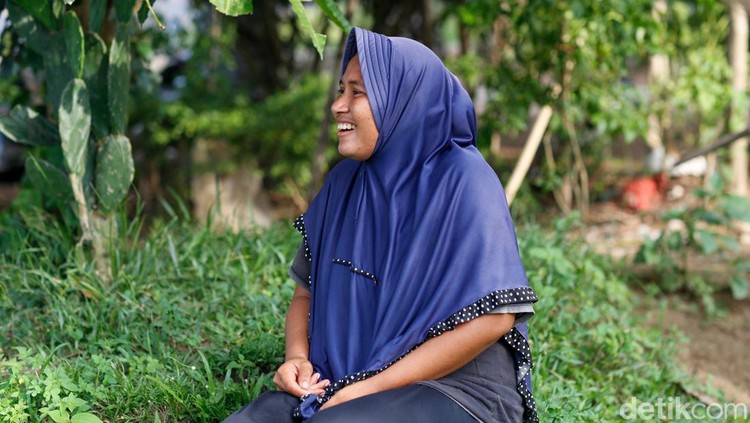 Jaringan sinyal atau internet rasanya sudah menjangkau hampir seluruh sudut kota-kota besar yang ada di Indonesia. Dengan begitu, maka kemudahan menggunakan media sosial, mobile banking, akses internet semakin mudah dirasakan oleh masyarakat. Namun hal tersebut berbanding terbalik dengan warga di Desa Saluta, Tutumaluleo, Halmahera Utara (Halut). Berada di salah satu wilayah di ujung timur Indonesia, warga Desa Saluta belum bisa merasakan adanya kemudahan internet.