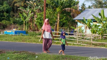 Berkat adanya sinyal dan internet, Fitriani pun mengaku memanfaatkannya untuk berkomunikasi dengan teman-teman, saudara, atau bermain media sosial seperti Facebook, TikTok, ataupun Youtube. Selain itu, Fitriani juga memanfaatkan adanya internet untuk meningkatkan pendidikan anak melalui Youtube. Ibu dari dua anak ini mengaku hal ini dilakukannya agar anaknya tidak dicap kampungan.