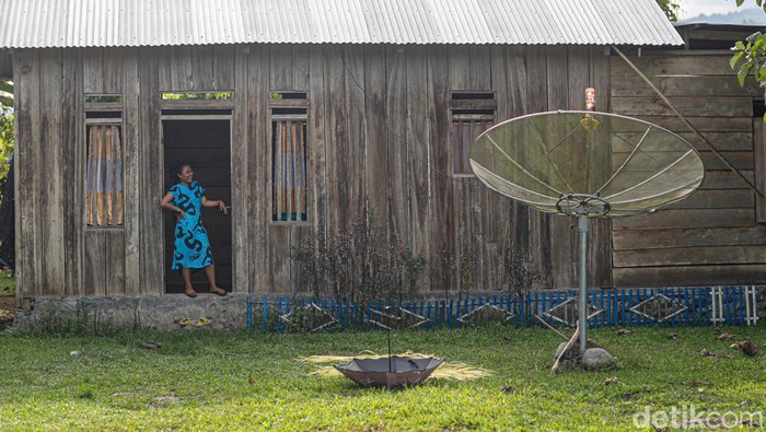 Jaringan sinyal atau internet rasanya sudah menjangkau hampir seluruh sudut kota-kota besar yang ada di Indonesia. Dengan begitu, maka kemudahan menggunakan media sosial, mobile banking, akses internet semakin mudah dirasakan oleh masyarakat. Namun hal tersebut berbanding terbalik dengan warga di Desa Saluta, Tutumaluleo, Halmahera Utara (Halut). Berada di salah satu wilayah di ujung timur Indonesia, warga Desa Saluta belum bisa merasakan adanya kemudahan internet.