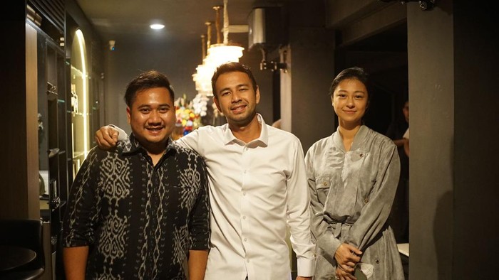 Gorby Tambunan selaku owner Royal Circle mengadakan Mini Coldplay Party.