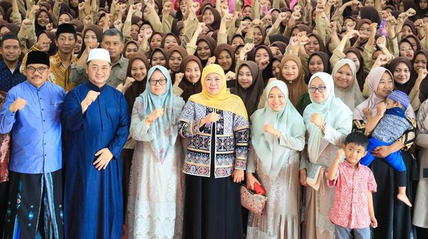 Gubernur Jatim Khofifah Indar Parawansa disambut dukungan dan doa oleh santriwati Malang untuk terpilih lagi jadi gubernur periode berikutnya.