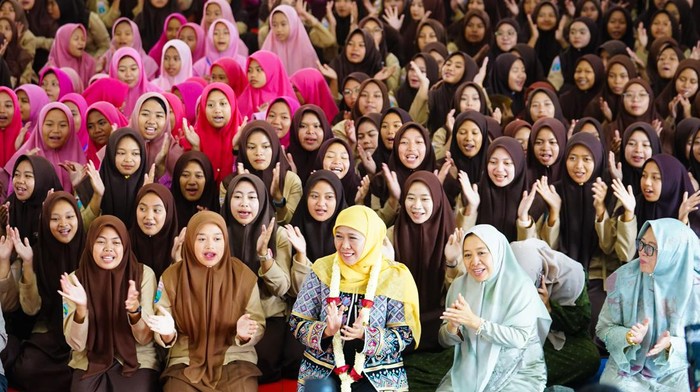 Gubernur Jatim Khofifah Indar Parawansa disambut dukungan dan doa oleh santriwati Malang untuk terpilih lagi jadi gubernur periode berikutnya.