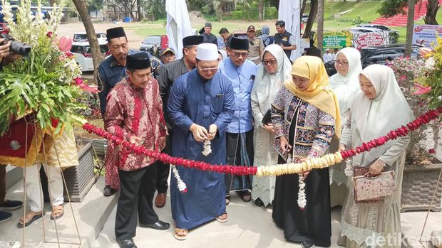 Gubernur Khofifah saat meresmikan pabrik minuman soda Kapiten Nusantara di Ponpes An Nur 2, Bululawang, Malang.