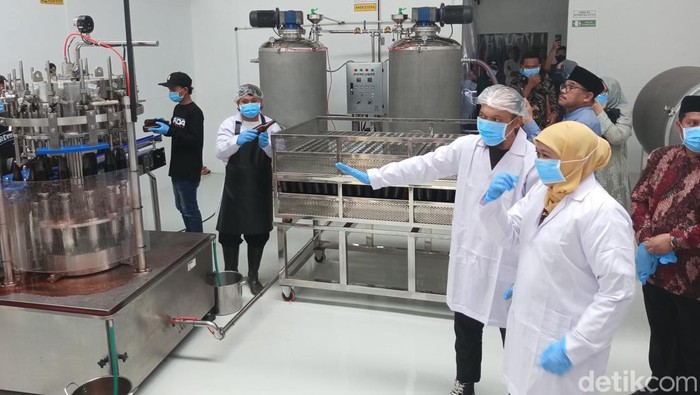 Gubernur Khofifah saat meresmikan pabrik minuman soda Kapiten Nusantara di Ponpes An Nur 2, Bululawang, Malang.