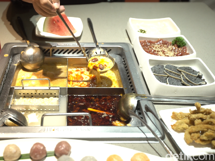 Cicip Hot Pot Mala Susu dengan Paduan Pasta Udang dan Sapi Bumbu di Haidilao