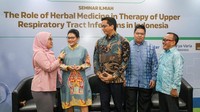 Presiden Direktur PT Darya-Varia Laboratoria Tbk. Ian Martin Wibawa Kloer (tengah), Asisten Deputi Kementerian Koordinator Bidang Pembangunan Manusia dan Kebudayaan Nia Reviani (kiri), Ketua Perkumpulan Disiplin Herbal Medik Indonesia (PDHMI) Slamet Sudi Santoso (kanan), Natural Segment Head PT Darya Varia Laboratoria Tbk. Rumenta Black (kedua kiri), dan Senior Medical Doctor PT Darya Varia Laboratoria Tbk. Michael Reo berbincang seusai konferensi pers Obat Herbal Masa Kini, Sinergi Tradisi & Kemajuan Zaman di Jakarta, Sabtu (9/12/2023). 