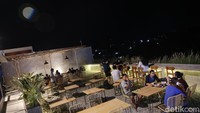 Selain itu, di bagian outdoor, pengunjung akan disuguhkan dengan panorama Kota Waingapu dari ketinggian. Tersedia juga mini panggung untuk live music setiap hari Rabu dan Sabtu.