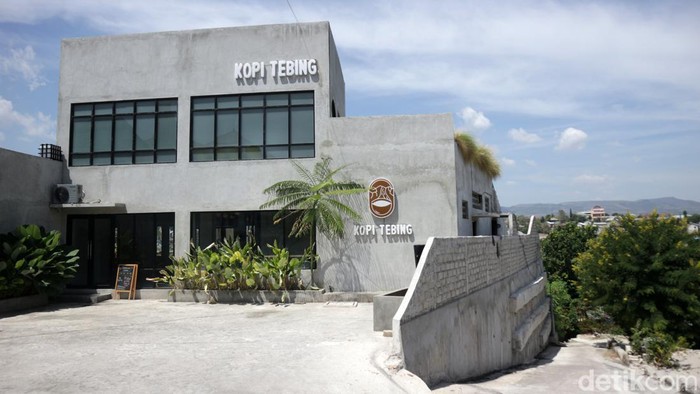 Internet Kencang di Waingapu Bikin Warga Ramai Work From Cafe Tempat nongkrong asyik semakin bertambah ke pelosok daerah Pulau Sumba. Salah satunya Kopi Tebing hadir menambah ruang untuk nongkrong, bersantai dan bekerja sambil menikmati panorama kota.