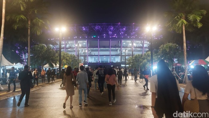 Jemaat Gereja Tiberias Indonesia yang tidak bisa masuk ke dalam Stadion Utama GBK untuk ikut merayakan Natal, 9 Desember 2023. (Rumondang Naibaho/detikcom)