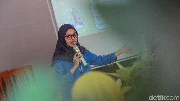 UMKM di Pangkep dapat pelatihan foto produk di Digital Entrepreneurship Academy, supaya promosi di media sosial lebih menarik. Begini tips yang diberikan.