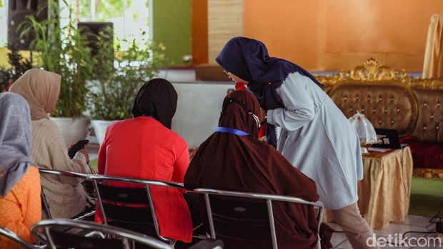 UMKM di Pangkep dapat pelatihan foto produk di Digital Entrepreneurship Academy, supaya promosi di media sosial lebih menarik. Begini tips yang diberikan.