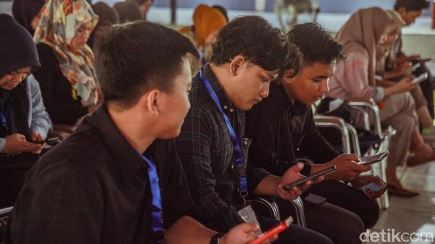 UMKM di Pangkep dapat pelatihan foto produk di Digital Entrepreneurship Academy, supaya promosi di media sosial lebih menarik. Begini tips yang diberikan.