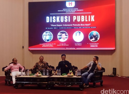 Juru Bicara Tim Pemenangan Nasional (TPN) Ganjar-Mahfud Aryo Seno Baskoro saat menjadi narasumber diskusi di Universitas Mataram pada Jumat (8/12/2023). (Helmy Akbar / detikBali)