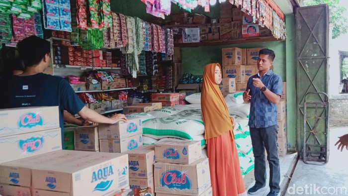 Kanit Reskrim Polsek Ceper Ipda Arie Pambudi dan jajaran mendatangi lokasi pencurian beras.