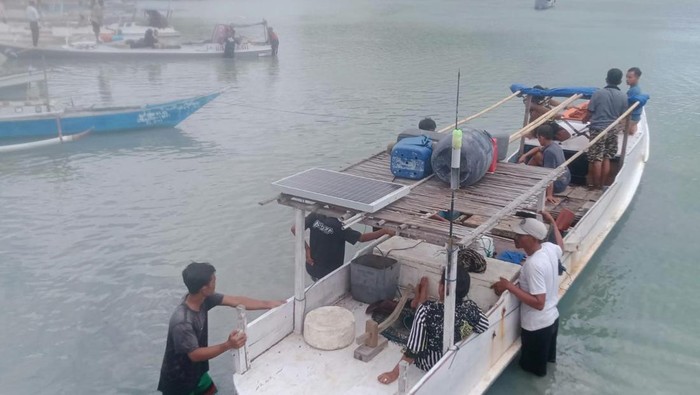 Perahu yang membawa korban kapal tenggelam di Kepulauan Selayar.