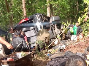 Minibus Terjun ke Jurang Cinomati, 9 Luka-1 Meninggal