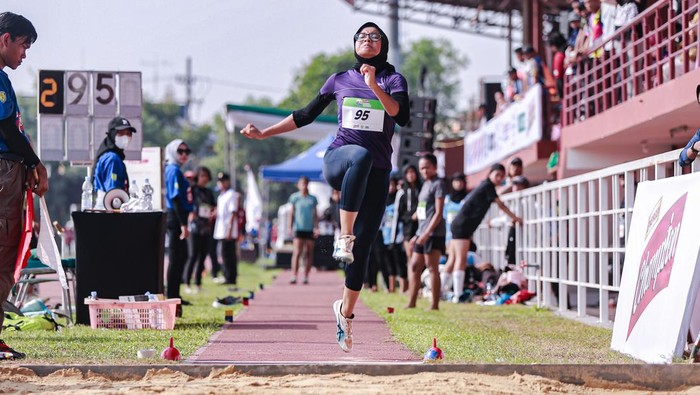 Kejuaraan atletik antarpelajar berlangsung di Jawa Timur. Ada rekor tersaji dalam perhelatan dini sini.
