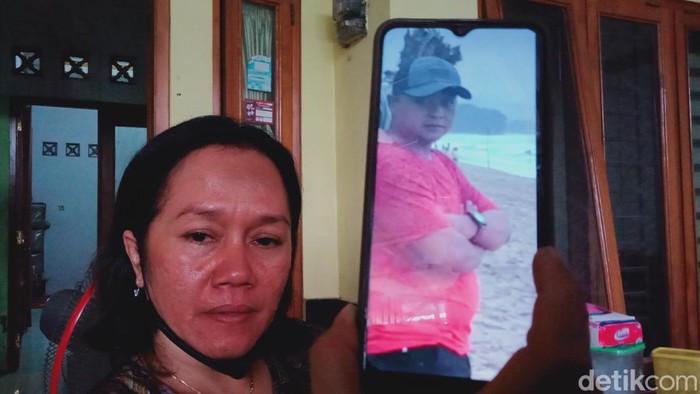 Keluarga menunjukkan foto almarhum Agung Santosa korban pembunuhan sadis sisa kerangka di Wonogiri. Pelaku pembunuhan ini adalah Sarmo (35).