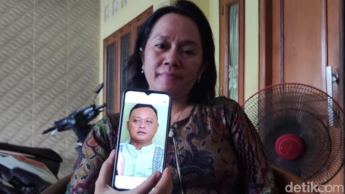 Keluarga menunjukkan foto almarhum AS, yang kerangkanya ditemukan di Desa Semagar, Kecamatan Girimarto, Kabupaten Wonogiri